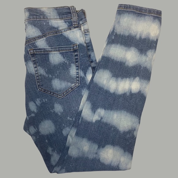 Bleached Blue High-Waisted Jeans - Picture 4 of 5